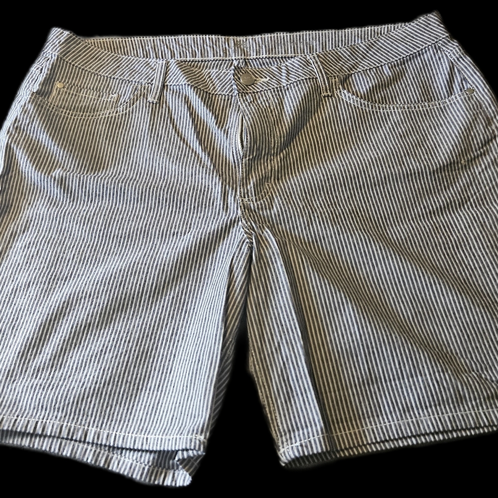 Riders by Lee Black and White Striped Women's Shorts